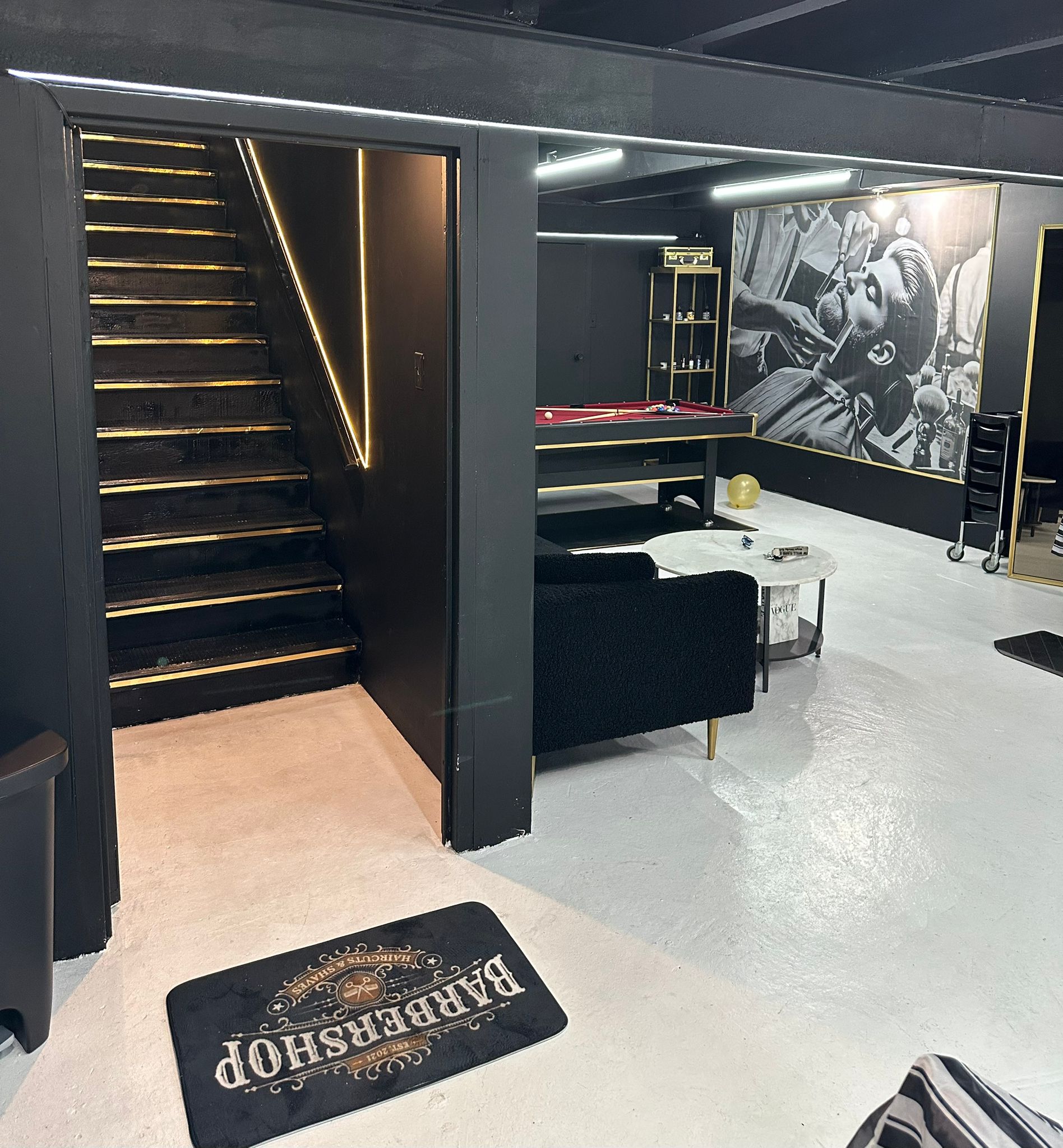 Décoration barbier luxe ambiance chaleureuse