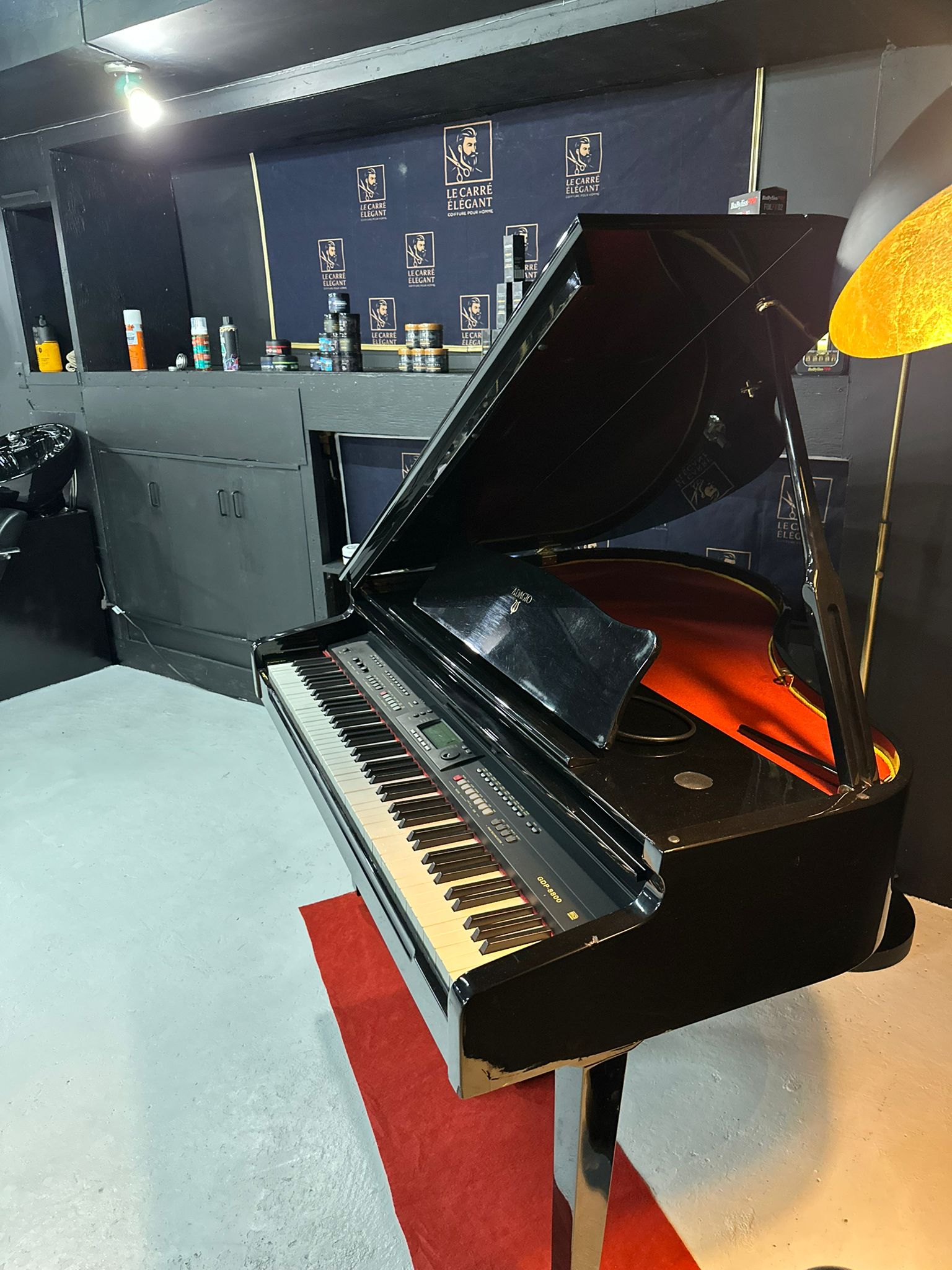 Intérieur salon coiffure moderne et lumineux